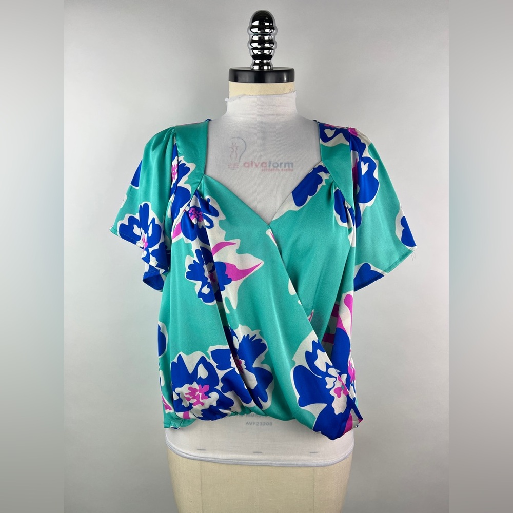 💚 3403. Floral Crossover Flared Sleeve Blouse